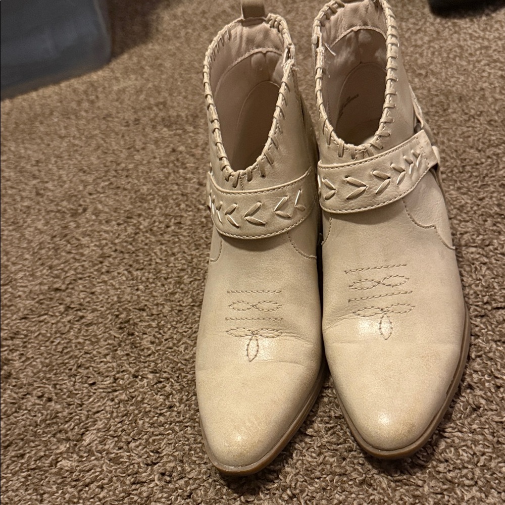 FRYE AND CO. Cream Ankle Booties